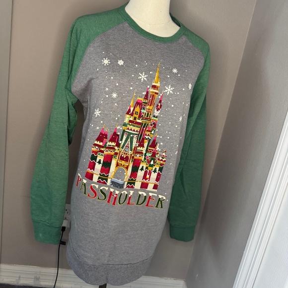 Walt Disney World Christmas Passholder Sweatshirt - Picture 1 of 4